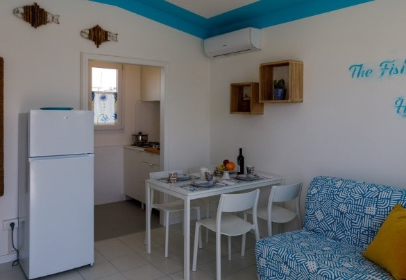 Il piccolo living con angolo cottura – Casetta del Pescatore