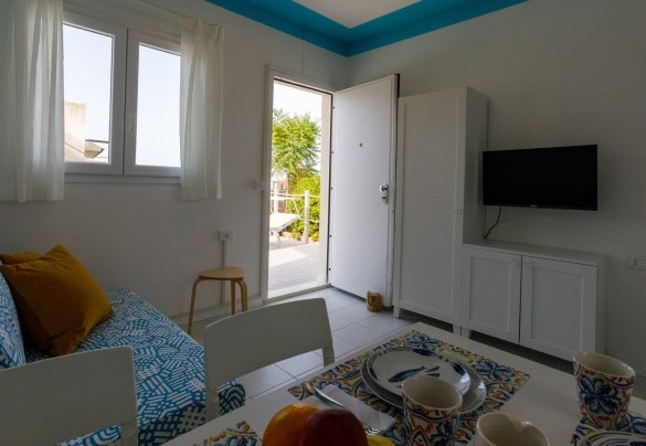 L'ingresso della casa porta al piccolo living con angolo cottura – Casetta del Pescatore