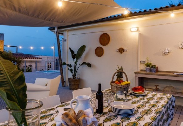 Zona solarium e relax con una grande tavola da pranzo – Casetta del Pescatore