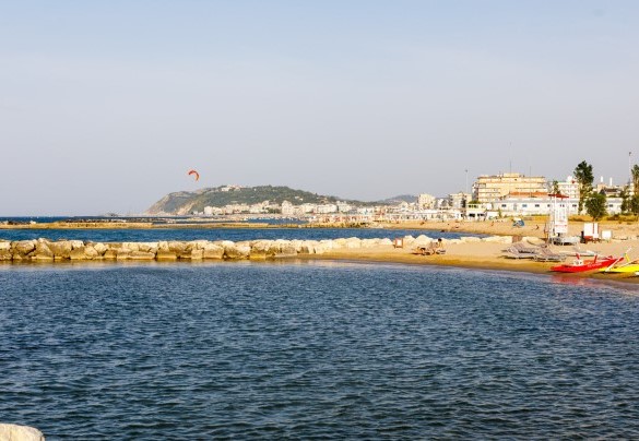 L'adiacenza alla spiaggia e quindi al Lido Ristorante, posizionato davanti alla casa, offre la possibilità di usufruire di diversi servizi direttamente nella proprietà – Casetta del Pescatore