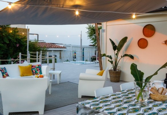 Comodo arredo di design esterno che garantirà momenti di assoluto relax – Casetta del Pescatore