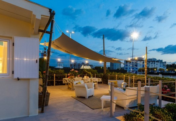Ampie zone d'ombra grazie alla presenza di eleganti e funzionali vele triangolari – Casetta del Pescatore