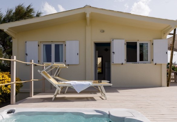 Zona solarium con lettini e vasca idromassaggio – Casetta del Pescatore