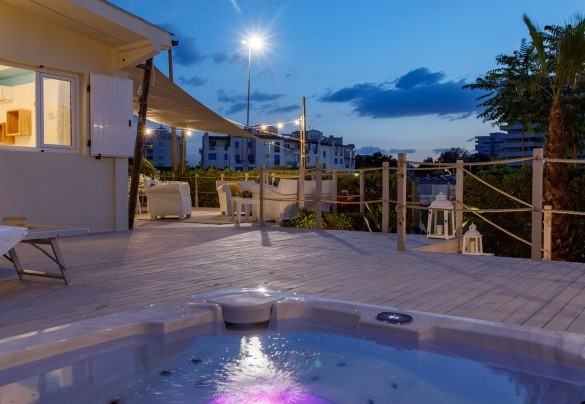 La fantastica vasca idromassaggio nell’area solarium – Casetta del Pescatore
