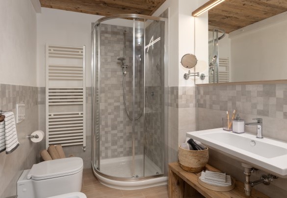 Il bagno con doccia n. 6 nell’unità 4 al primo piano – Casolare San Martino
