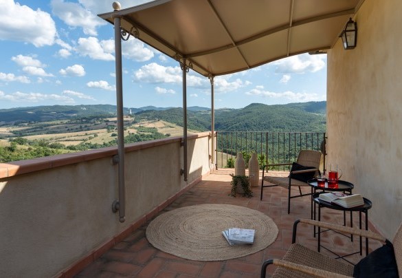Il terrazzino coperto da gazebo in ferro per accedere all’unità 4 al primo piano – Casolare San Martino