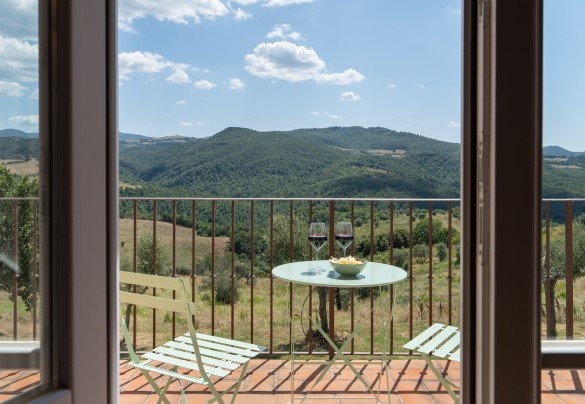La terrazza allestita con tavolini e sedie nell’unità 2 al piano terra – Casolare San Martino