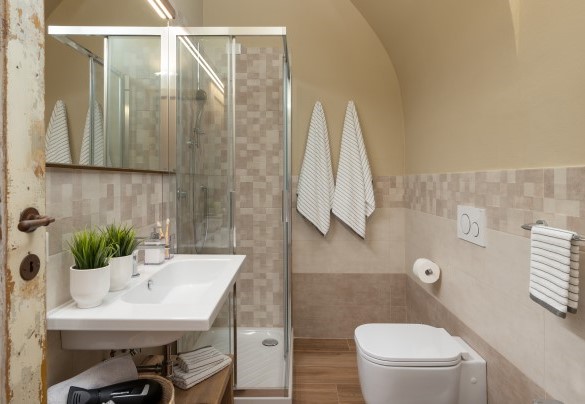 Il bagno con doccia n. 3 nell’unità 2 al piano terra – Casolare San Martino