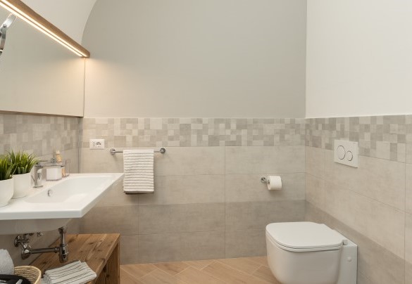 Il bagno con doccia n. 2 nell’unità 1 al piano terra – Casolare San Martino
