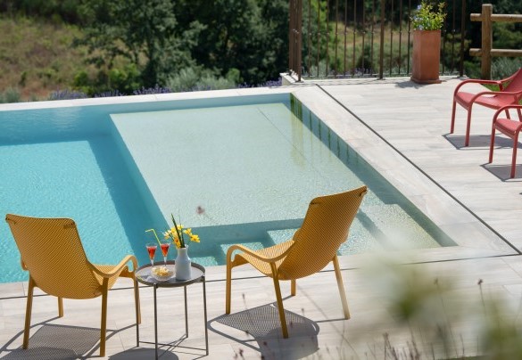 La piscina è di forma rettangolare e con scala romana per l’accesso – Casolare San Martino