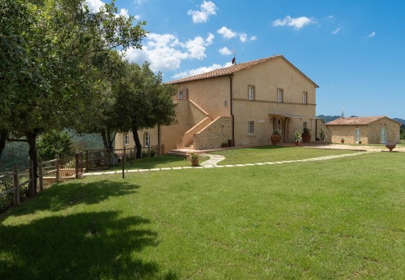 La villa è un casolare in parte in pietra e in parte intonacato, recentemente ristrutturato, che mantiene il suo aspetto di tipico casale toscano ma con uno sguardo a uno stile più elegante e raffinato – Casolare San Martino