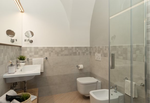 Il bagno con doccia n. 1 nell’unità 1 al piano terra – Casolare San Martino