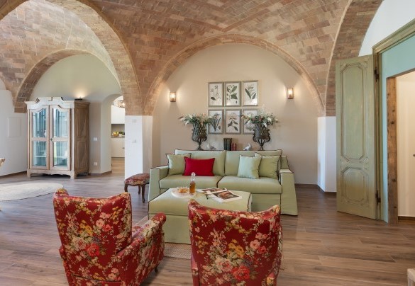 La sala da pranzo comune in open space con il salone comune con TV nell’unità 2 al piano terra – Casolare San Martino