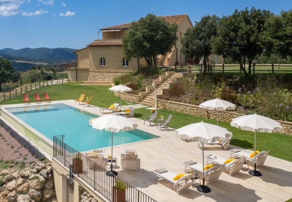 La proprietà gode di una posizione panoramica sulle colline circostanti, contornata dall’inconfondibile paesaggio toscano – Casolare San Martino