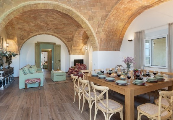 La sala da pranzo comune in open space con il salone comune con TV nell’unità 2 al piano terra – Casolare San Martino