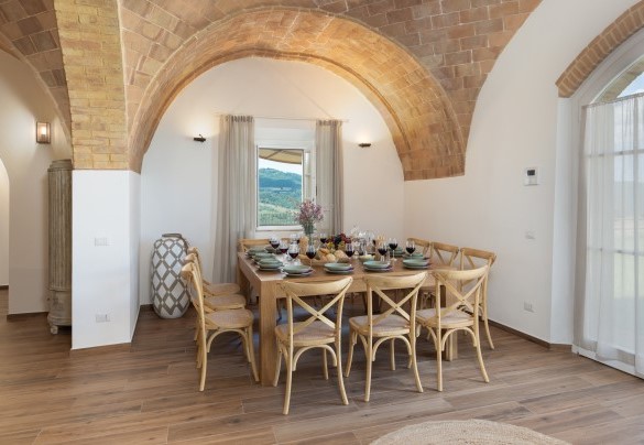 La sala da pranzo comune in open space con il salone comune con TV nell’unità 2 al piano terra – Casolare San Martino