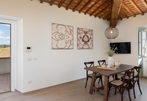 Il soggiorno-cucina con TV nell’unità 4 al primo piano – Casolare San Martino