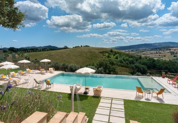 La piscina, a sfioro con vista panoramica sulle colline, si trova nella zona di giardino laterale alla proprietà, ad un livello inferiore rispetto alla villa – Casolare San Martino