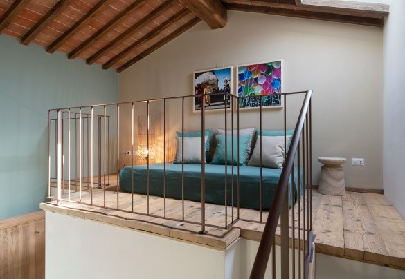Il soppalco, a cui si accede mediante scala in legno, dove si trova un letto singolo, nella camera matrimoniale n. 8 nell’unità 4 al primo piano – Casolare San Martino