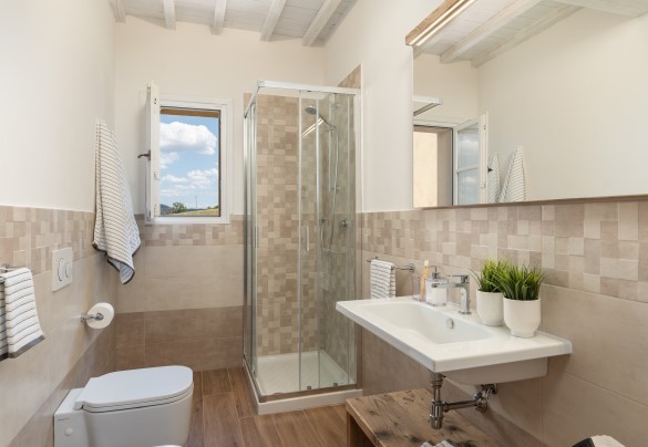 Il bagno con doccia n. 4 nell’unità 2 al piano terra – Casolare San Martino