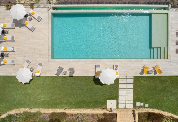 La zona solarium si estende su una superficie di 60 mq rivestiti in parte in pietra e in parte a prato, ed è provvista di illuminazione – Casolare San Martino