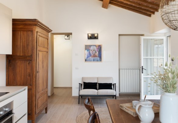 Il soggiorno-cucina con TV nell’unità 4 al primo piano – Casolare San Martino