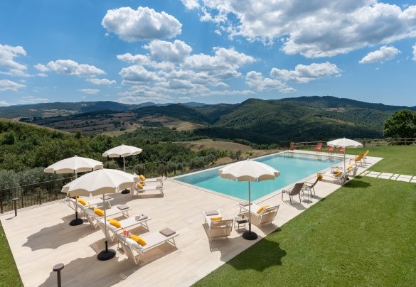 L’area solarium è attrezzata con ombrelloni, lettini prendisole, tavolini e poltrone per offrire il massimo comfort agli ospiti – Casolare San Martino