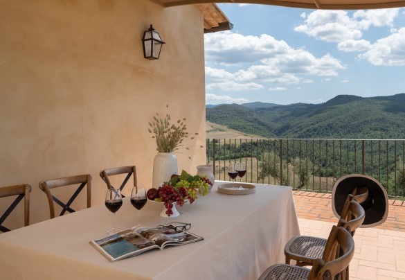 L’area pranzo esterna è allestita sulla pavimentazione in cotto, coperta da un comodo gazebo in ferro e adiacente al barbecue in muratura – Casolare San Martino