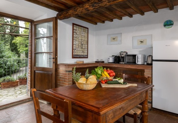 La cucina al primo piano con uscita esterna - Castellare in Poggio	