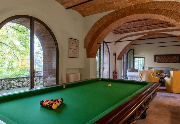 Il soggiorno al piano terra con zona biliardo - Castellare in Poggio