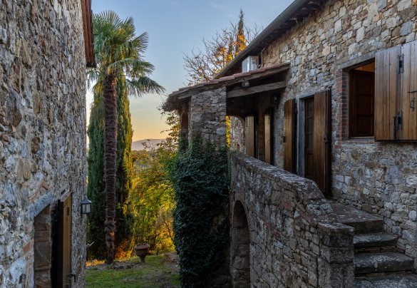 I diversi livelli della casa sono raggiungibili da belle scalinate in pietra e da vialetti con gradini di varia altezza - Castellare in Poggio