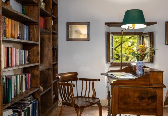 Il soggiorno con area studio al primo piano - Castellare in Poggio	