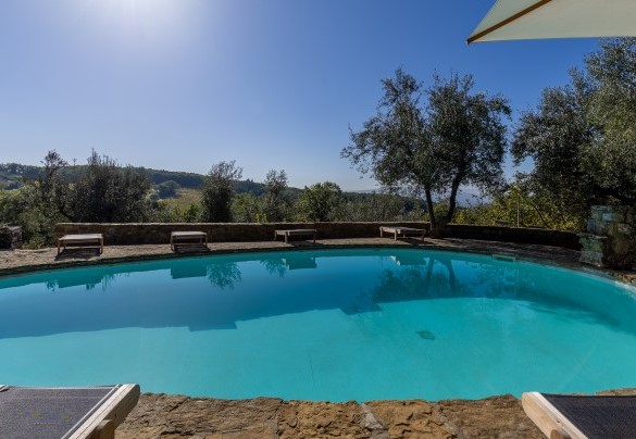 La piscina dalla forma ovale in posizione panoramica - Castellare in Poggio	