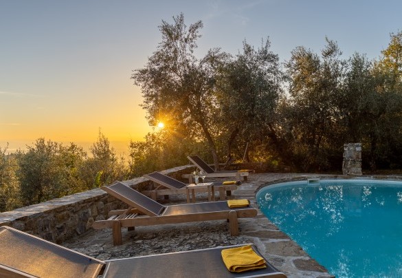 La piscina si trova su un terrazzamento ad un livello inferiore - Castellare in Poggio	