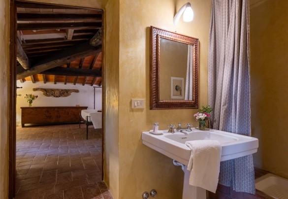 Bagno con doccia n. 2 in comune alla camera matrimoniale n.1 e alla camera doppia n.2 al secondo piano - Castellare in Poggio