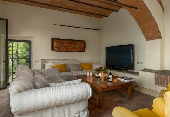 Il soggiorno al piano terra con tv - Castellare in Poggio	