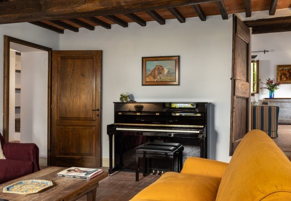 Il soggiorno con area studio al primo piano con pianoforte ornamentale - Castellare in Poggio	