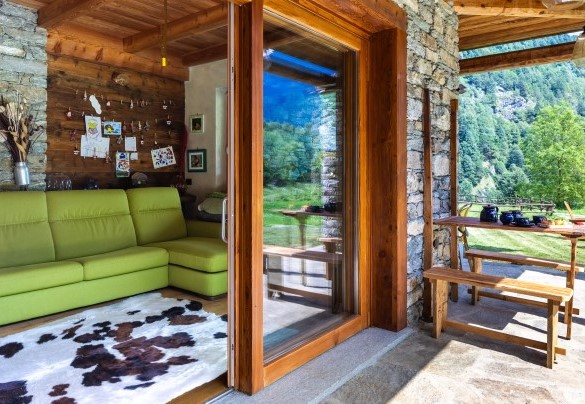 Una grande porta finestra porta al patio ed al giardino - Chalet Walser
