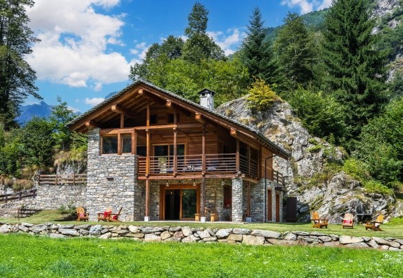 Sul retro un bel boschetto di larici e pini regala frutti di bosco e funghi nella stagione estiva - Chalet Walser
