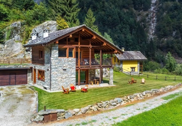 Il garage e l’area parcheggio sono proprio accanto alla porta di ingresso dello chalet - Chalet Walser