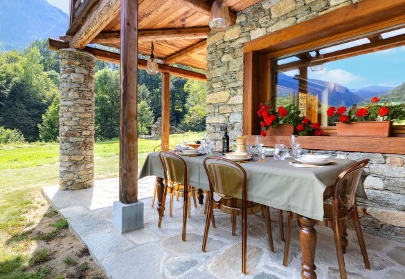 Nel bel patio attrezzato intorno allo chalet si possono consumare i pasti - Chalet Walser