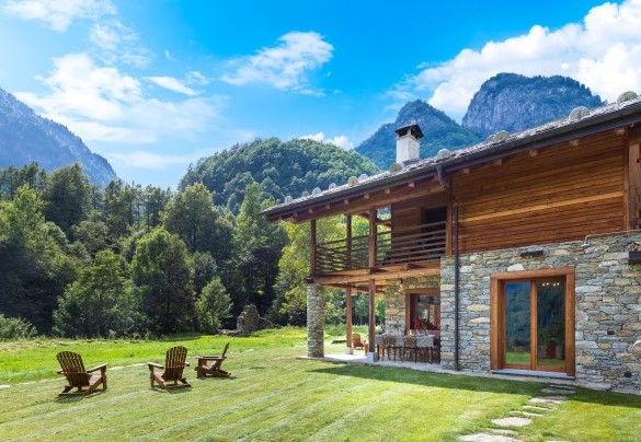 Il giardino di circa 800 mq che circonda lo chalet è prevalentemente pianeggiante con un bel prato ed alcune betulle - Chalet Walser
