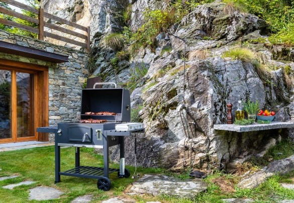 Il barbecue è l’immancabile strumento per le allegre grigliate in compagnia - Chalet Walser