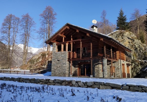  Il legno e la pietra a vista sono gli elementi caratteristici e predominanti tanto all’esterno quanto all’interno - Chalet Walser