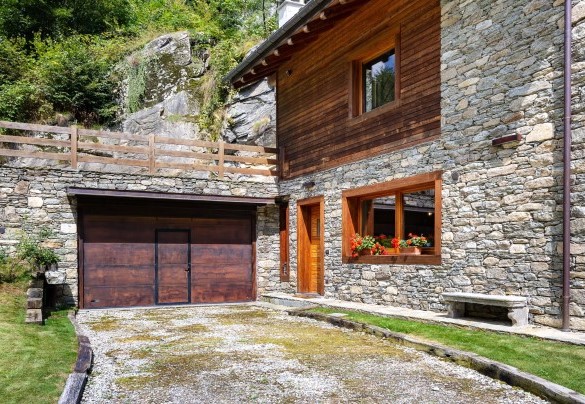 Il garage e l’area parcheggio sono proprio accanto alla porta di ingresso dello chalet - Chalet Walser