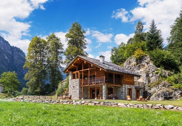 Il giardino di circa 800 mq che circonda lo chalet è prevalentemente pianeggiante con un bel prato ed alcune betulle - Chalet Walser