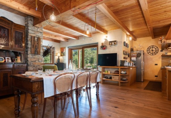 ......... che comprende la cucina, la zona pranzo ed il soggiorno - Chalet Walser