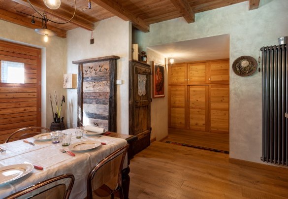 La porta di ingresso e l'area pranzo - Chalet Walser