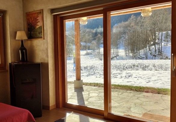 La grande porta finestra del soggiorno che porta al patio ed al giardino - Chalet Walser