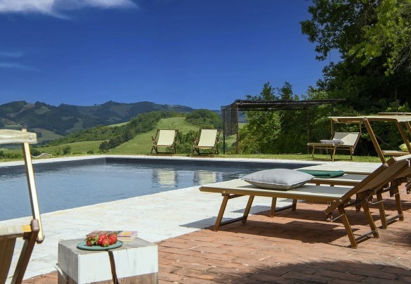 Pool with deck chairs, lounge chairs and panoramic view over the hills - Checello